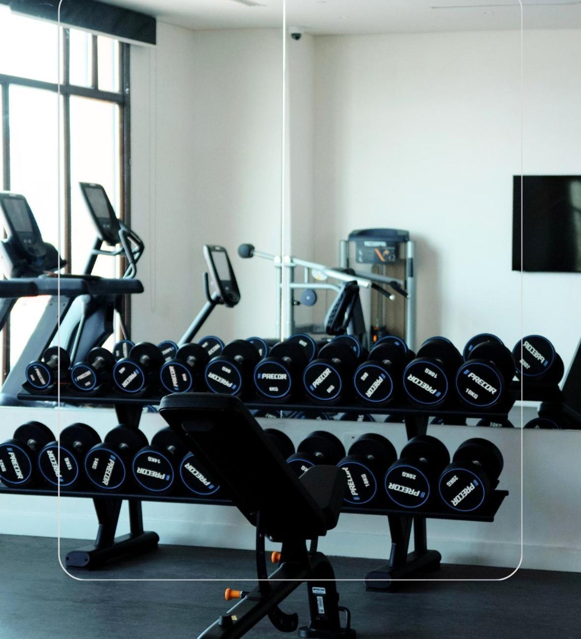 Mina Hotel And Residences By The Torch Ad Dawhah Esterno foto A set of dumbbells