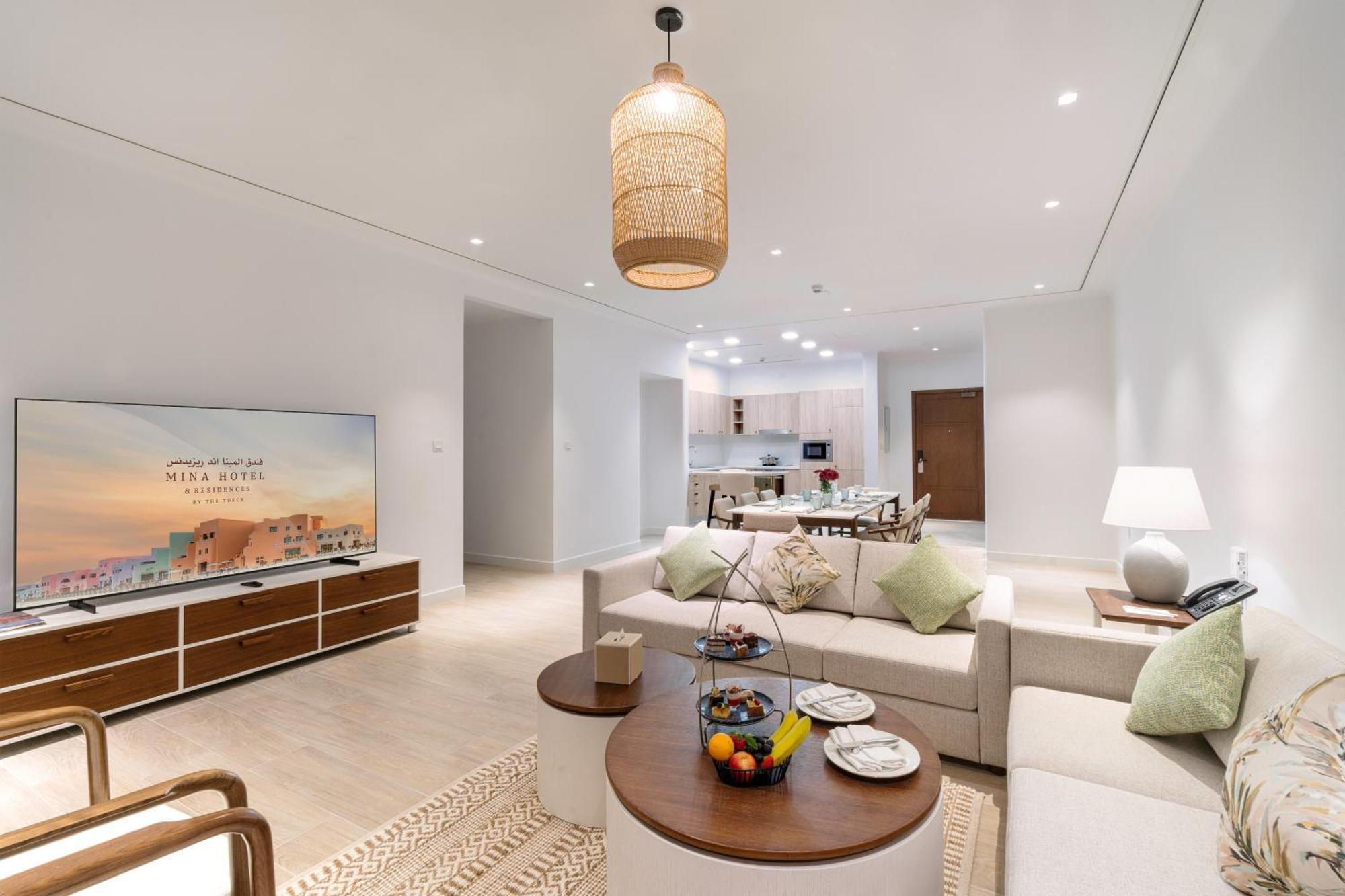 Mina Hotel And Residences By The Torch Ad Dawhah Esterno foto A living room at the Ritz-Carlton, DIFC