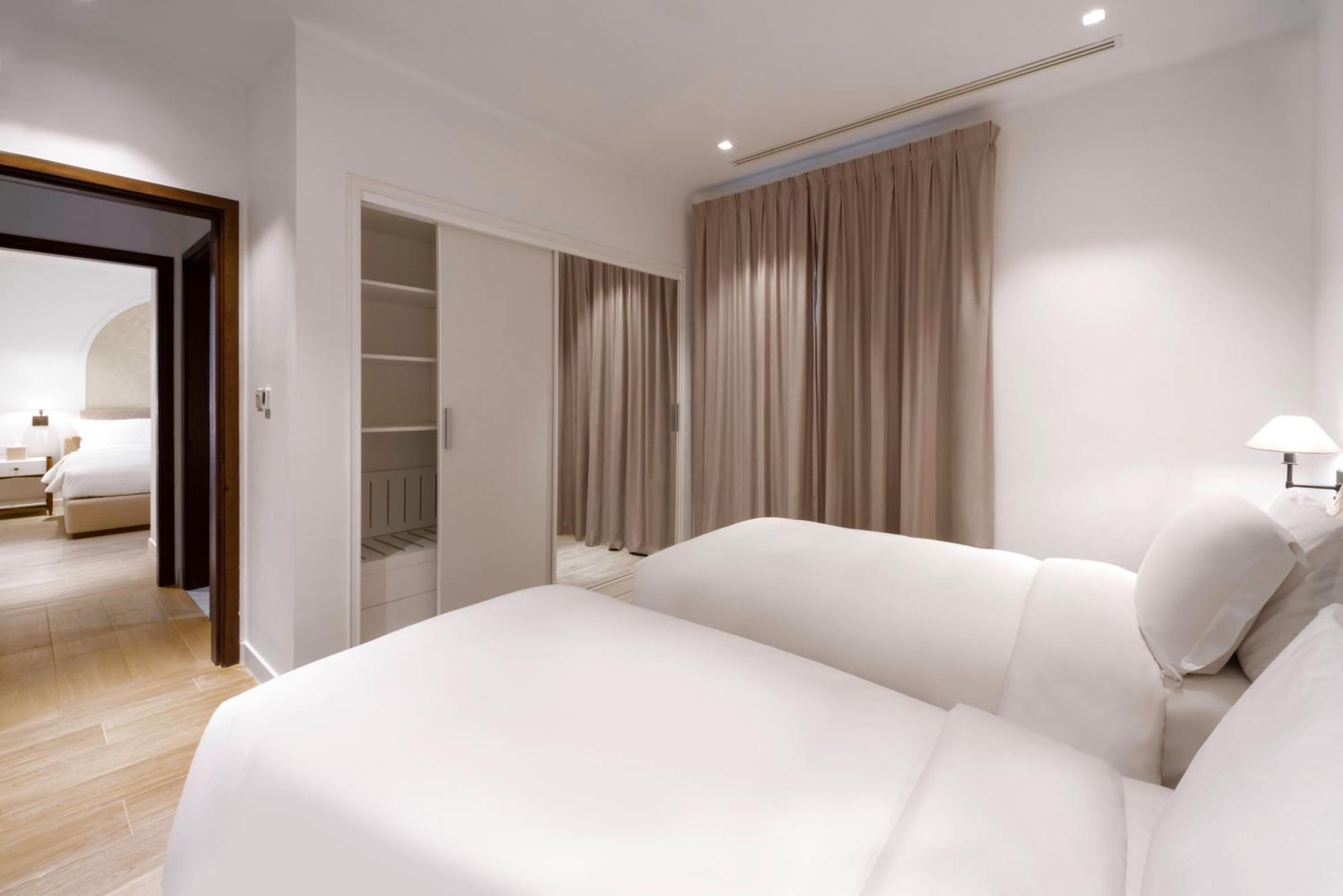Mina Hotel And Residences By The Torch Ad Dawhah Esterno foto A bedroom at the hotel