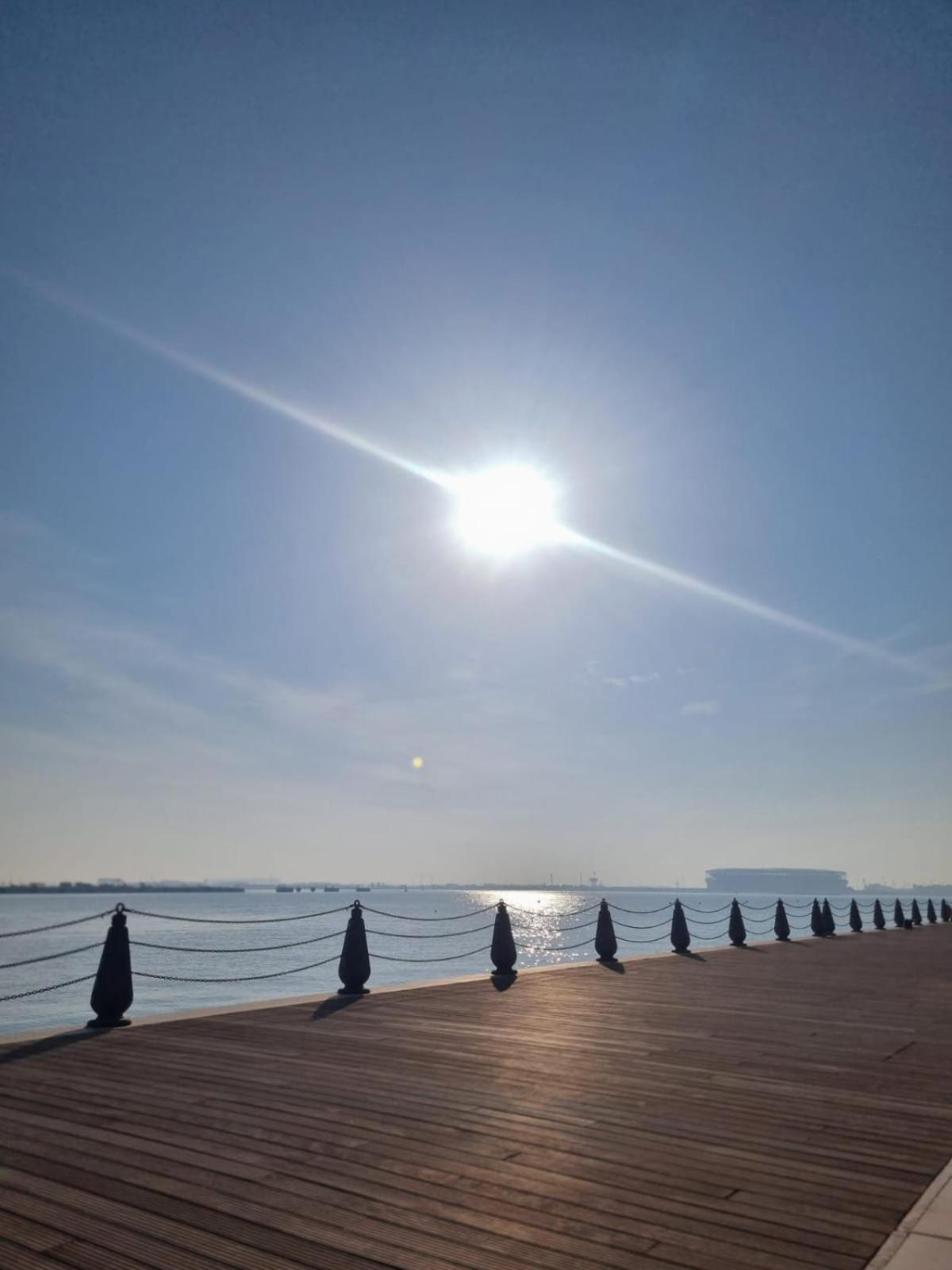 Mina Hotel And Residences By The Torch Ad Dawhah Esterno foto The sun at noon