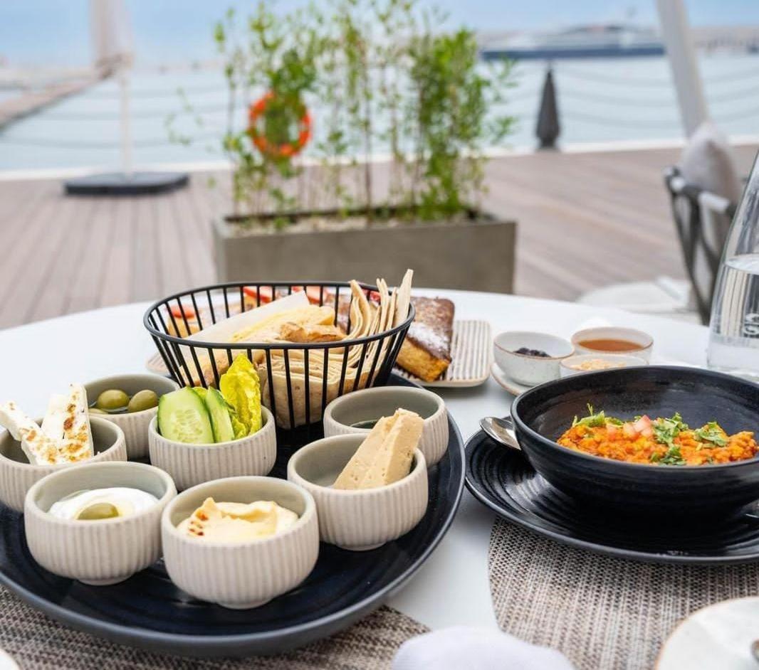 Mina Hotel And Residences By The Torch Ad Dawhah Esterno foto Meze