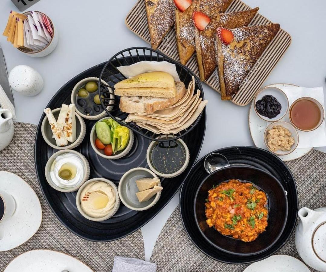 Mina Hotel And Residences By The Torch Ad Dawhah Esterno foto Israeli breakfast