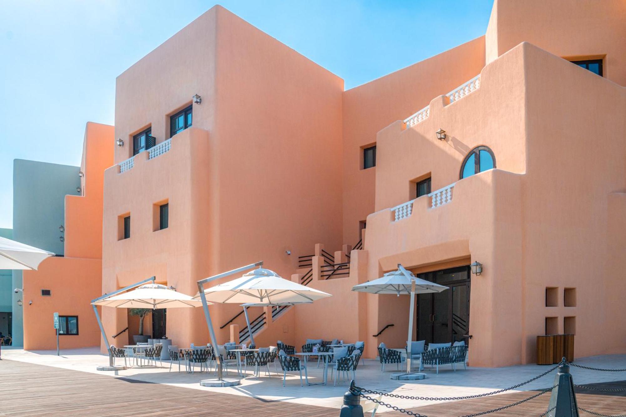 Mina Hotel And Residences By The Torch Ad Dawhah Esterno foto The hotel's main building