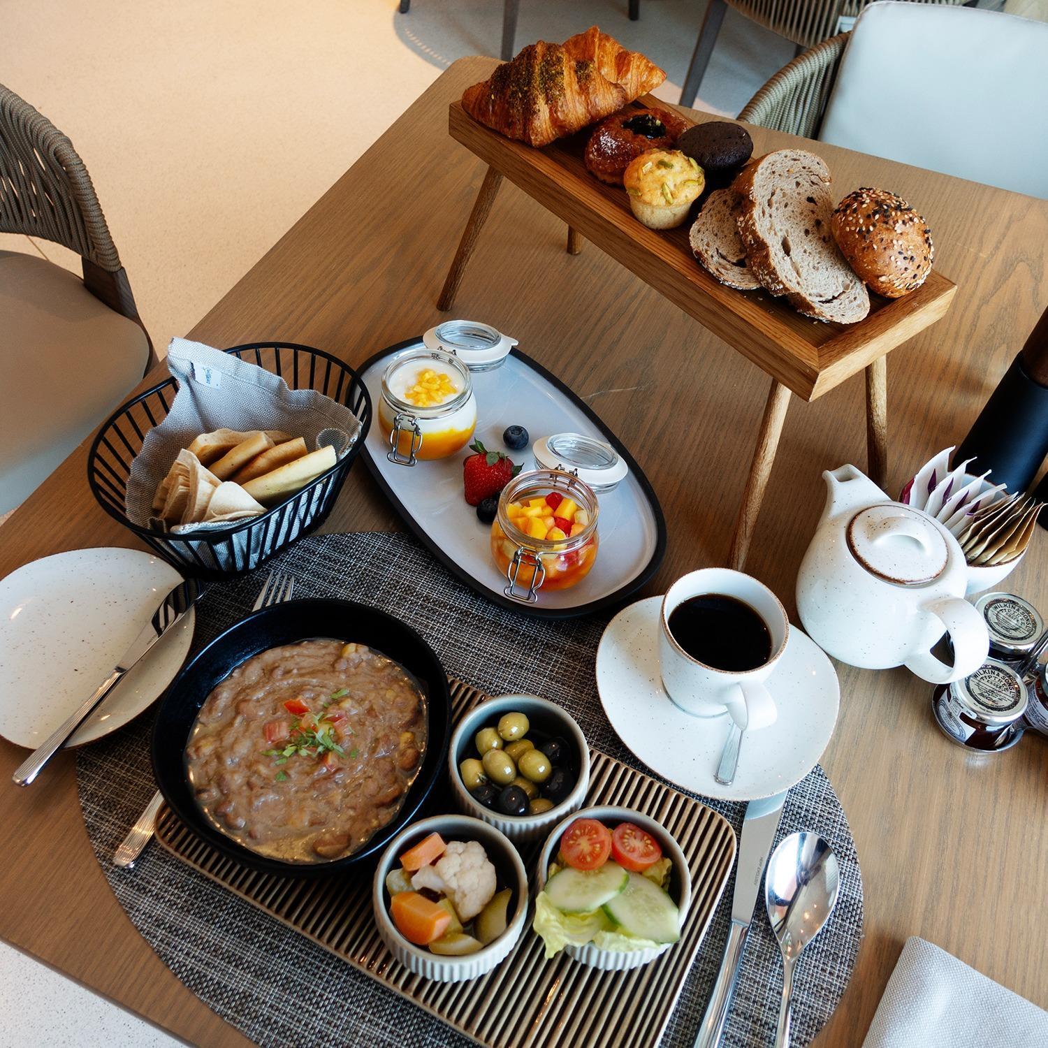 Mina Hotel And Residences By The Torch Ad Dawhah Esterno foto Israeli breakfast